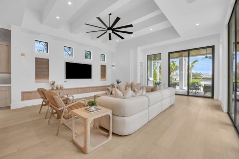 House in Tequesta, Florida 5 bedrooms, 693.42 sq.m. № 2242316 - photo 17