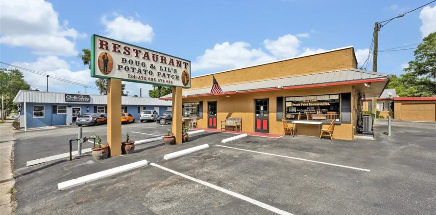 Propiedad comercial en DeLand, Florida 704.29 m2 № 1654810