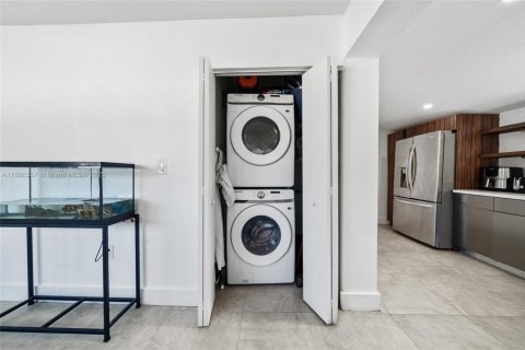 House in Miami Gardens, Florida 4 bedrooms, 123 sq.m. № 1952953 - photo 9