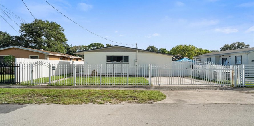 House in Miami Gardens, Florida 4 bedrooms, 123 sq.m. № 1952953