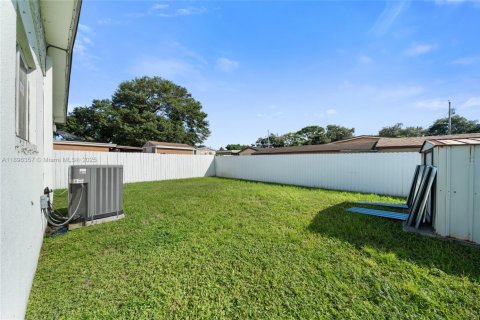 House in Miami Gardens, Florida 4 bedrooms, 123 sq.m. № 1952953 - photo 19