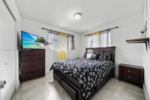 House in Miami Gardens, Florida 4 bedrooms, 123 sq.m. № 1952953 - photo 13