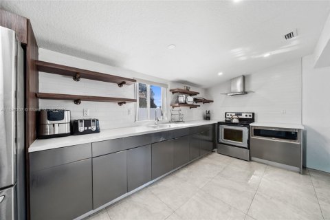 House in Miami Gardens, Florida 4 bedrooms, 123 sq.m. № 1952953 - photo 8