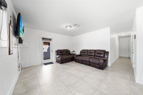 House in Miami Gardens, Florida 4 bedrooms, 123 sq.m. № 1952953 - photo 4