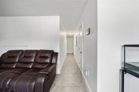 House in Miami Gardens, Florida 4 bedrooms, 123 sq.m. № 1952953 - photo 10