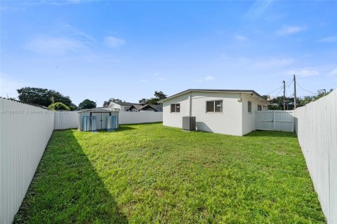 House in Miami Gardens, Florida 4 bedrooms, 123 sq.m. № 1952953 - photo 20