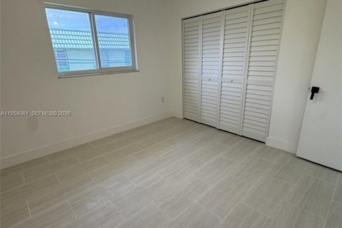 Casa en alquiler en Miami, Florida, 3 dormitorios, 379.04 m2 № 2010052 - foto 12