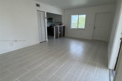 Casa en Miami, Florida 3 dormitorios, 379.04 m2 № 2010052