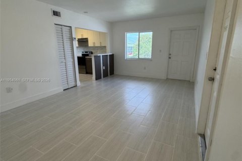 Casa en alquiler en Miami, Florida, 3 dormitorios, 379.04 m2 № 2010052 - foto 3