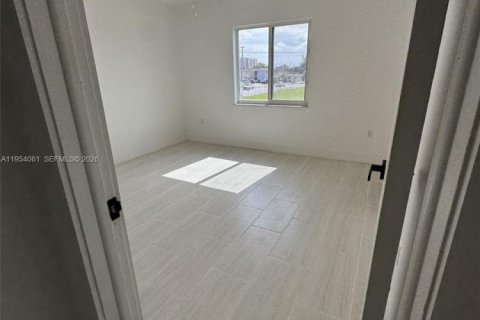Casa en alquiler en Miami, Florida, 3 dormitorios, 379.04 m2 № 2010052 - foto 11