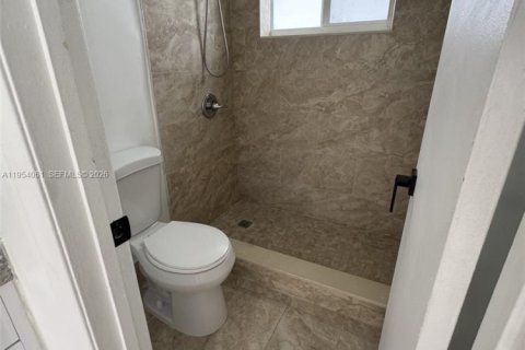 Casa en alquiler en Miami, Florida, 3 dormitorios, 379.04 m2 № 2010052 - foto 13