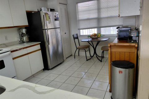 Condo in Pembroke Pines, Florida, 2 bedrooms  № 2044416 - photo 3