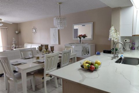 Condo in Pembroke Pines, Florida, 2 bedrooms  № 2044416 - photo 2
