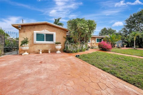 Casa en venta en Pembroke Pines, Florida, 4 dormitorios, 197.97 m2 № 1958688 - foto 2
