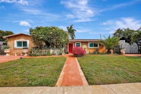 Casa en venta en Pembroke Pines, Florida, 4 dormitorios, 197.97 m2 № 1958688 - foto 1