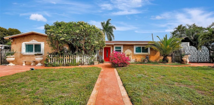 Casa en Pembroke Pines, Florida 4 dormitorios, 197.97 m2 № 1958688