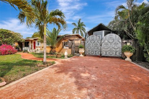 Casa en venta en Pembroke Pines, Florida, 4 dormitorios, 197.97 m2 № 1958688 - foto 3