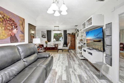 Casa en venta en Pembroke Pines, Florida, 4 dormitorios, 197.97 m2 № 1958688 - foto 11