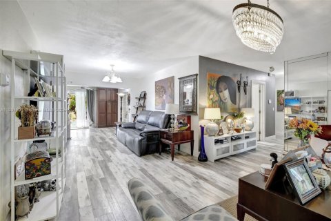 Casa en venta en Pembroke Pines, Florida, 4 dormitorios, 197.97 m2 № 1958688 - foto 10