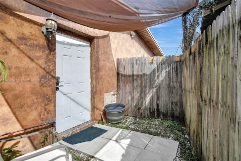 Casa en venta en Pembroke Pines, Florida, 4 dormitorios, 197.97 m2 № 1958688 - foto 4