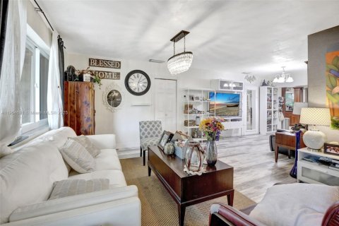 Casa en venta en Pembroke Pines, Florida, 4 dormitorios, 197.97 m2 № 1958688 - foto 8