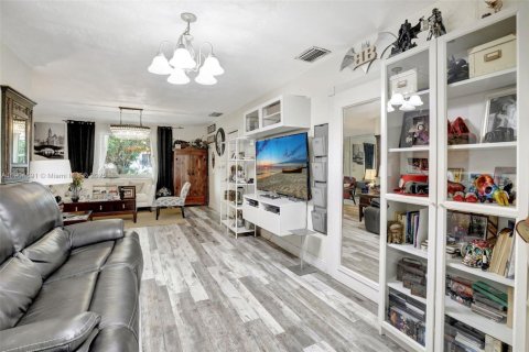 Casa en venta en Pembroke Pines, Florida, 4 dormitorios, 197.97 m2 № 1958688 - foto 13