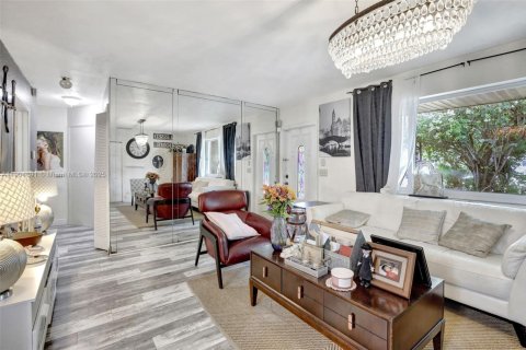 Casa en venta en Pembroke Pines, Florida, 4 dormitorios, 197.97 m2 № 1958688 - foto 9