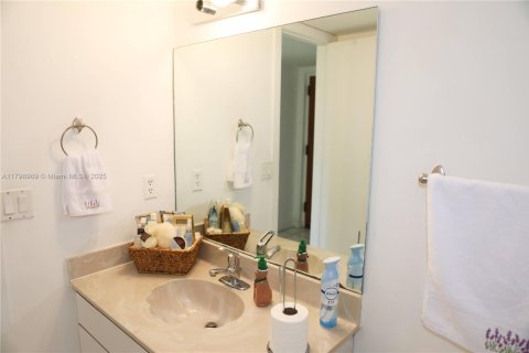Condo in Key Biscayne, Florida, 1 bedroom  № 1937608 - photo 16