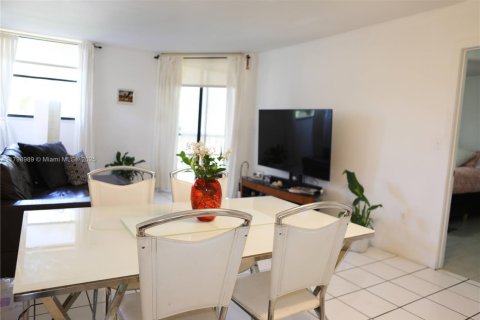 Condo in Key Biscayne, Florida, 1 bedroom  № 1937608 - photo 12