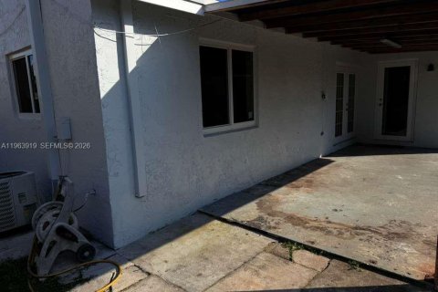 Villa ou maison à vendre à Greenacres, Floride: 2 chambres, 91.97 m2 № 2025379 - photo 11