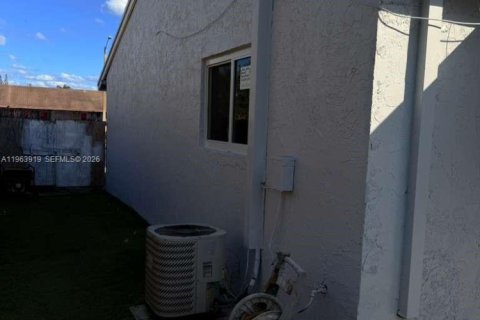 Villa ou maison à vendre à Greenacres, Floride: 2 chambres, 91.97 m2 № 2025379 - photo 12