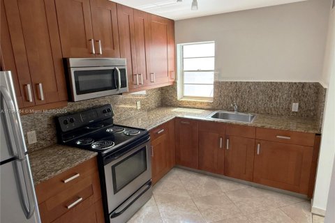 Condominio en venta en Bay Harbor Islands, Florida, 1 dormitorio, 78.97 m2 № 1959050 - foto 12