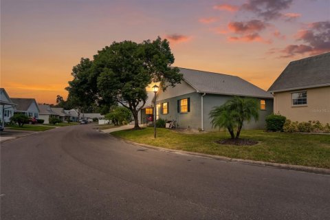 Copropriété à louer à New Port Richey, Floride: 2 chambres, 104.42 m2 № 2437272 - photo 2