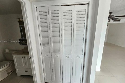 Снять в аренду кондоминиум в Авентура, Флорида 2 спальни, 116.22м2, № 1973393 - фото 28