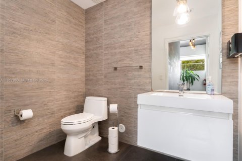 Купить коммерческую недвижимость в Майами, Флорида № 1988207 - фото 20