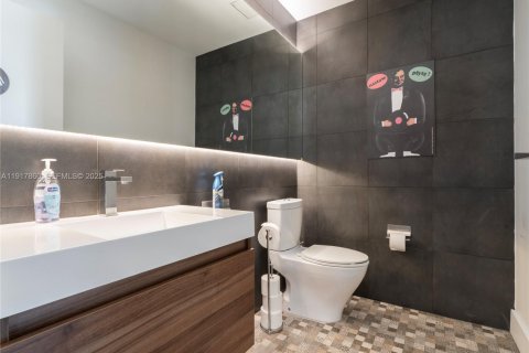 Купить коммерческую недвижимость в Майами, Флорида № 1988207 - фото 21