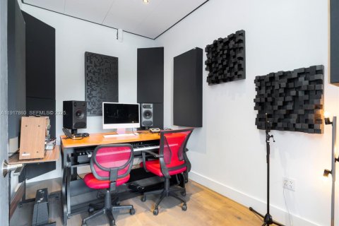 Купить коммерческую недвижимость в Майами, Флорида № 1988207 - фото 19