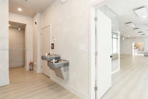 Купить коммерческую недвижимость в Майами, Флорида № 1988207 - фото 15