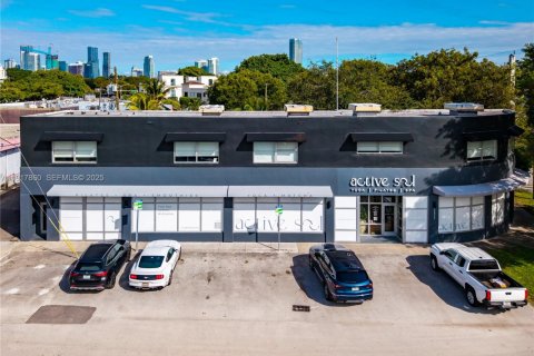 Купить коммерческую недвижимость в Майами, Флорида № 1988207 - фото 1