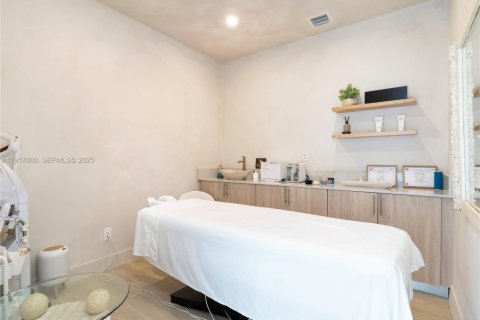 Купить коммерческую недвижимость в Майами, Флорида № 1988207 - фото 13