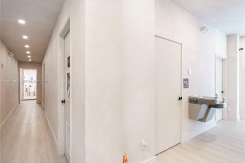 Купить коммерческую недвижимость в Майами, Флорида № 1988207 - фото 12