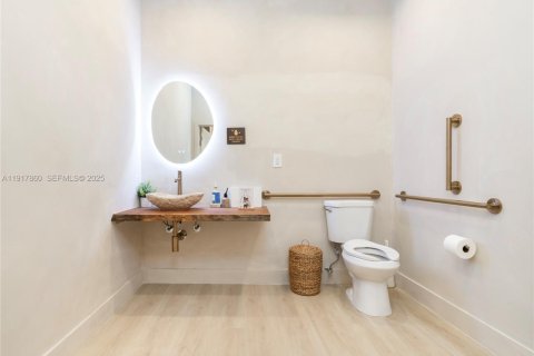 Купить коммерческую недвижимость в Майами, Флорида № 1988207 - фото 14