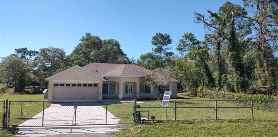 House in Weeki Wachee, Florida 3 bedrooms, 181.62 sq.m. № 2402744