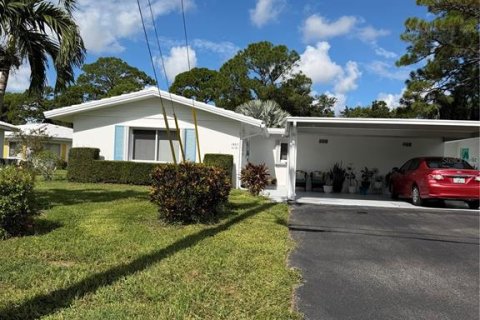 House in Sarasota, Florida 2 bedrooms, 111.02 sq.m. № 2400293 - photo 2