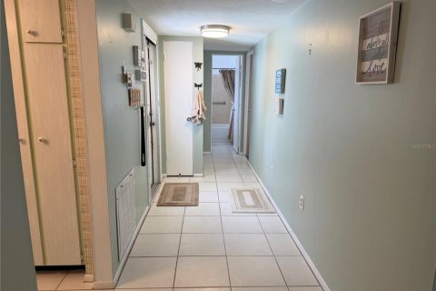 House in Sarasota, Florida 2 bedrooms, 111.02 sq.m. № 2400293 - photo 10