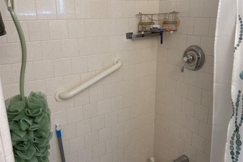 House in Sarasota, Florida 2 bedrooms, 111.02 sq.m. № 2400293 - photo 16