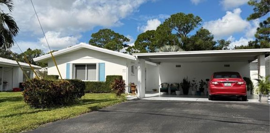 House in Sarasota, Florida 2 bedrooms, 111.02 sq.m. № 2400293