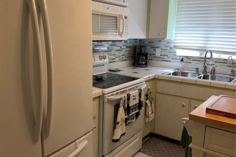 House in Sarasota, Florida 2 bedrooms, 111.02 sq.m. № 2400293 - photo 4