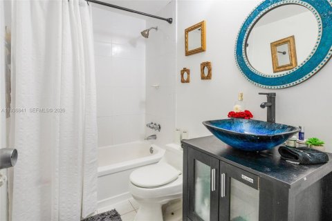 Condo in North Bay Village, Florida, 2 bedrooms  № 1996233 - photo 5