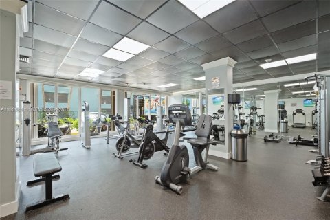 Condo in North Bay Village, Florida, 2 bedrooms  № 1996233 - photo 13